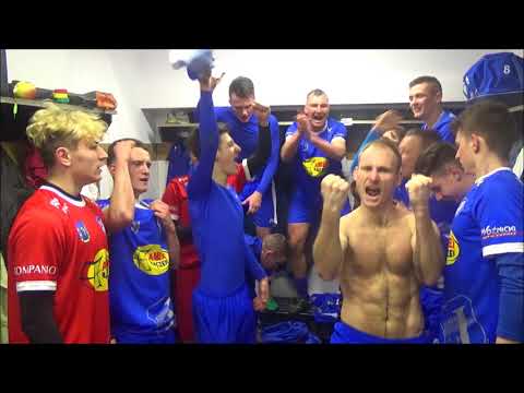 Radość w szatni Jezioraka po zwycięstwie z GKS Stawiguda