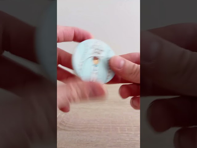 Vídeo relacionado con Insignia magnética personalizada de madera de bambú grabada