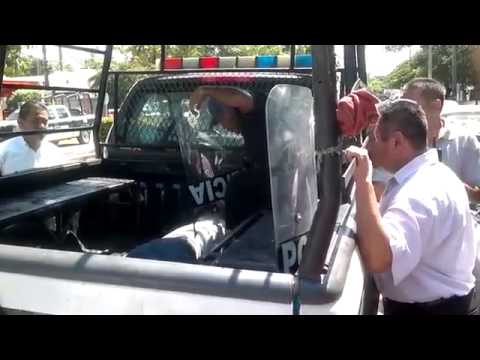 Pelea entre policías municipales y maestros en Cancún