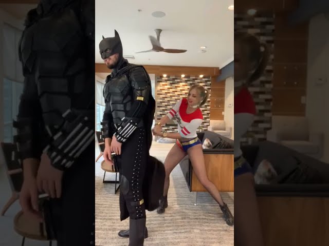 Vídeo relacionado con Rubies Disfraz Harley Quinn para adulto, Jumpsuit rojo con cinturón y chaqueta, Oficial de Escuadrón suicida 2, Suicide Squad, DC Comics para Carnaval, Fiestas, Cosplay