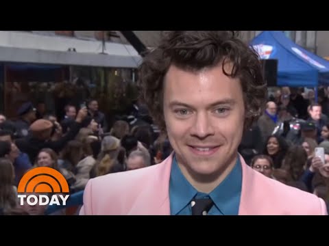このハリー・スタイルズのファンは、彼のツアーのチケットを手にした時には、乗り越えています。 (This Harry Styles Fan Is Overcome When He Gives Her Tickets To His Tour | TODAY)