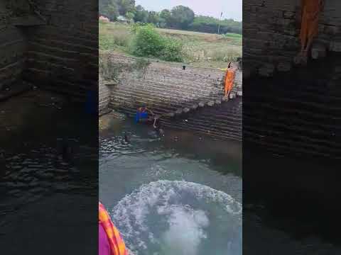 கோவிலுக்கு அருகில் உள்ள சூடான குளத்திலிருந்து நிவாரணம்.Bathing in the pond,near Kovil.