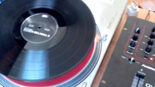 king JuLion on Technics 1210 1200 inverted play - suonando e girando al contrario