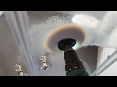 Verkalkte Duschkabine mit Akkuschrauber polieren