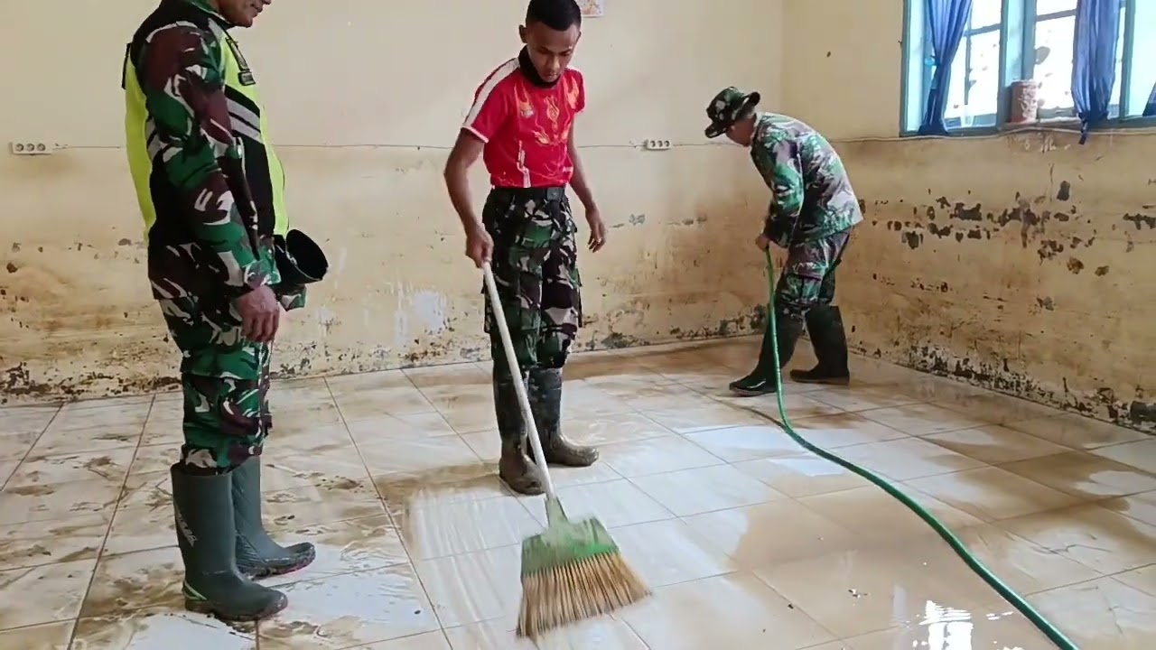 BABINSA DAN YONIF YTP BERSIHKAN SMK NEGERI 1 PEUSANGAN BIREUEN ACEH 