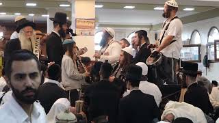 "אי אפשר לתאר את ההרגשה והאווירה והכוח האדיר של המקום הזה"... נגן הקלרינט אברימי שטרן בציון רבי נחמן