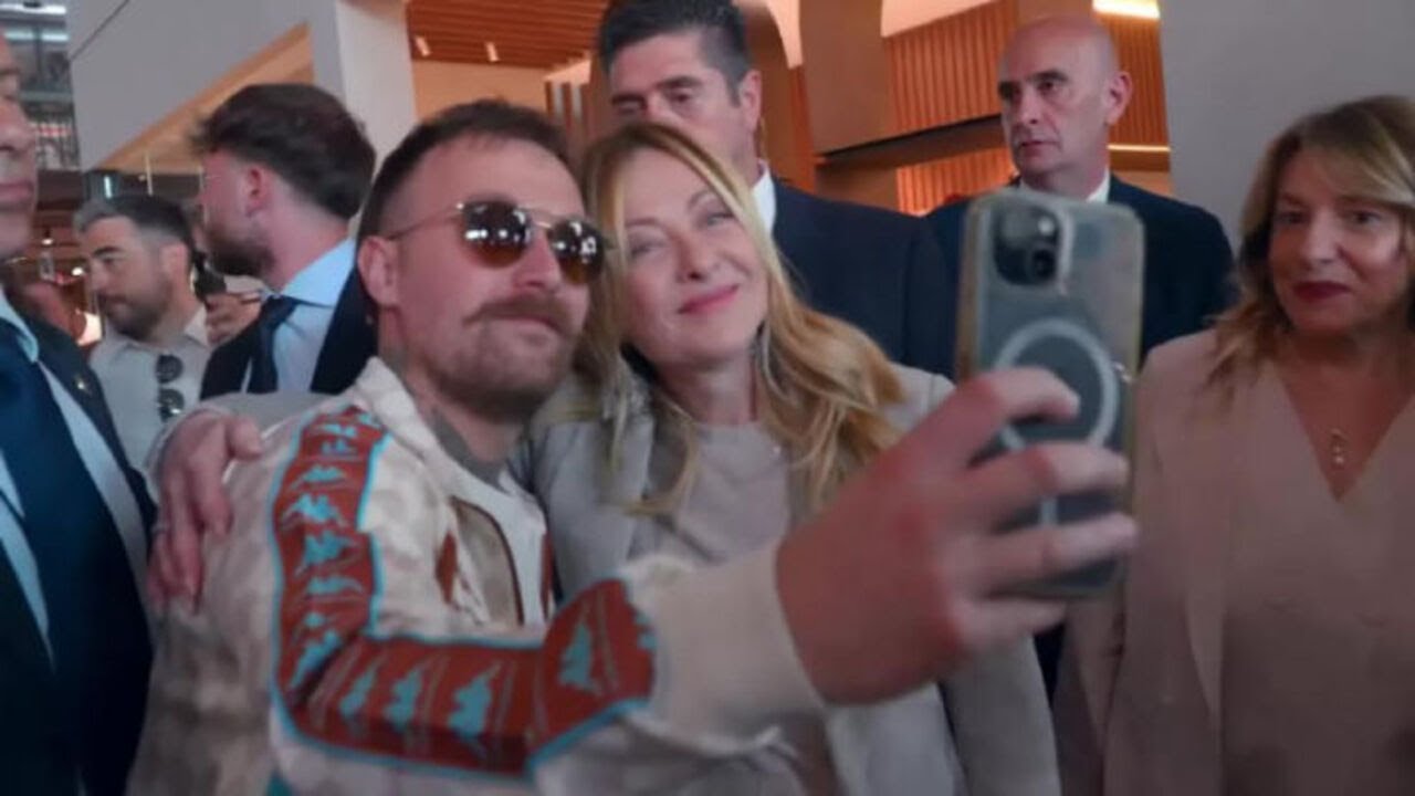 Selfie della Meloni con i sostenitori al Salone Internazionale del Mobile a Milano