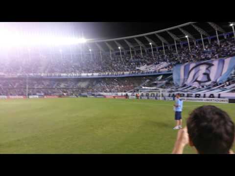 "Salida de Racing desde el campo" Barra: La Guardia Imperial &bull; Club: Racing Club