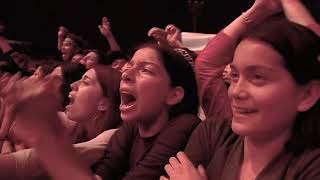 Los Prisioneros - El baile de los que sobran con las Voces del Estadio Nacional (en vivo 2001)