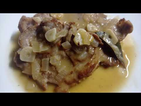 Salsa española con chuletas de cabeza de lomo de cerdo