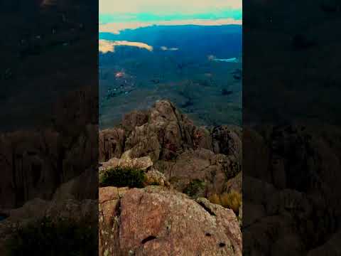 Subí a la cumbre del Cerro de La Cruz en Los Gigantes @lasrutasdenehuenyluz #cordoba #drone #viaje