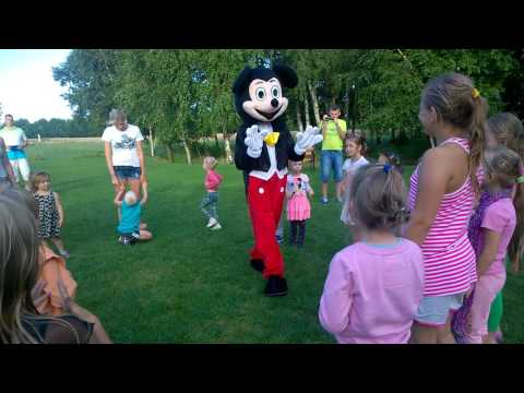 AGROTURYSTYKA POD BRZOZAMI Myszka Miki tańczy z dziećmi