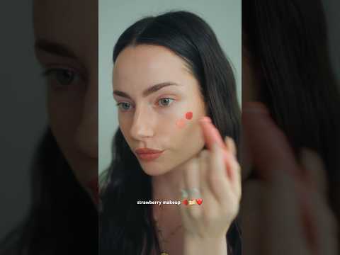 Strawberry makeup trend inspired by Hailey Bieber 🍓 #viralbeauty #blush #makeuptrends #haileybieber