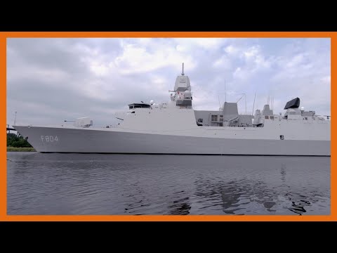 Vorbeifahrt der niederländischen Fregatte HNLMS DE RUYTER im Nord-Ostsee-Kanal