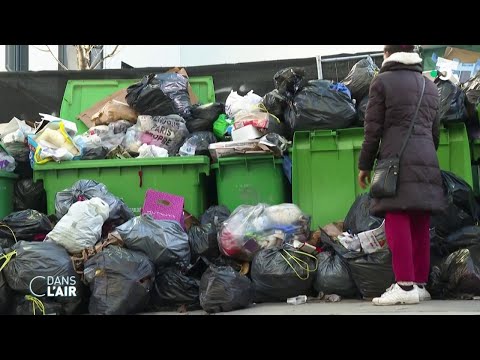 À Paris, la grève des éboueurs tourne à l'affrontement politique - reportage #cdanslair 17.03.2023