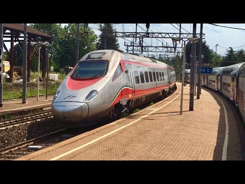 Precedenza nella stazione di Sesto Calende, con vista dall'alto, al transito dell'EC 57 per Milano