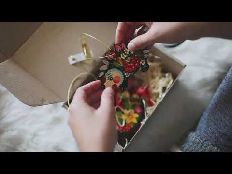 Rote handbemalte Weihnachtskugeln und Glöckchen mit Blumenmuster, traditionelles Kunsthandwerk