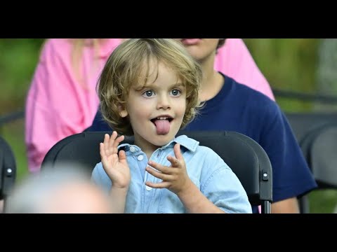 Här börjar prins Julian, 4, busa – framför näsan på kungen!