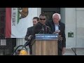 Miembros del Servicio Secreto reaccionan ante manifestantes que corrieron hacia Bernie Sanders
