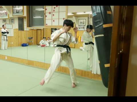 大会に向けて。気合の入ったサンドバッグ打ち！