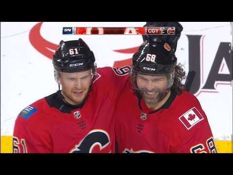 Jagr scores his first goal with the Flames