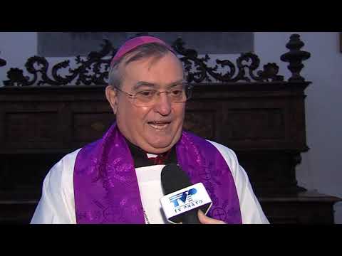 vescovo incontra bambini del catechismo