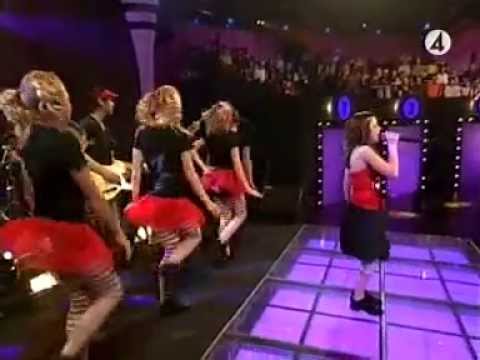 Amy Diamond singing "Welcome to the City"