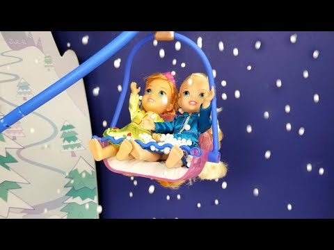 Snow ! Elsa and Anna toddlers - Ski lift - Skating - LOL dollhouse