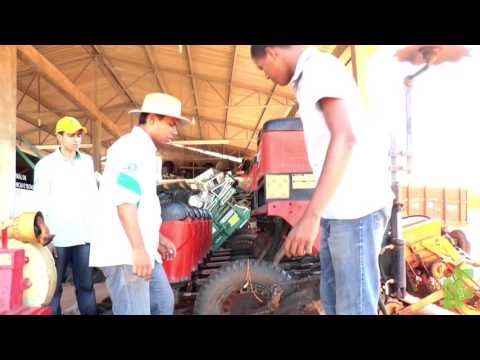 Alunos do IFNMG Campus Arinos - como fazer a regulagem de uma semeadora hidraúlica