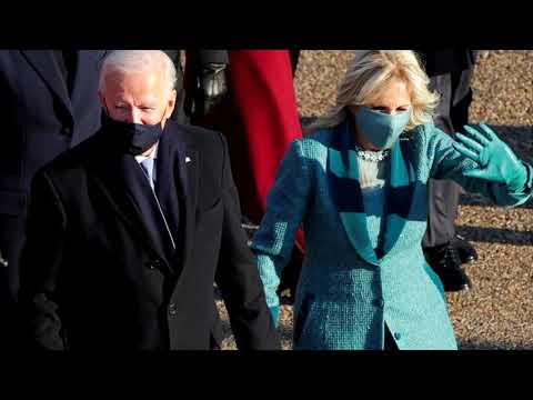 ジョー・バイデン大統領がホワイトハウスに向かって歩く (President Joe Biden walks to the White House)