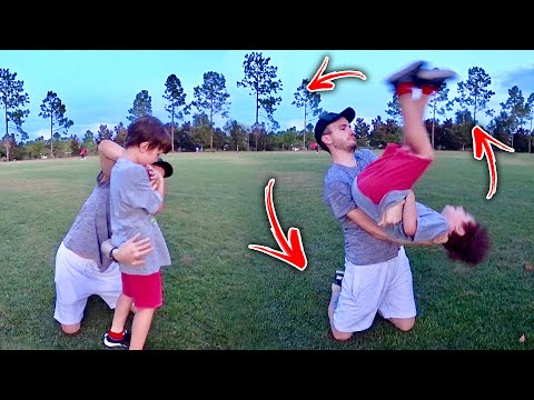 SALTOS NO PARQUE COM MARCOS E LAURA - Família Brancoala