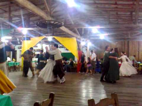 Dança no CTG Mata Nativa