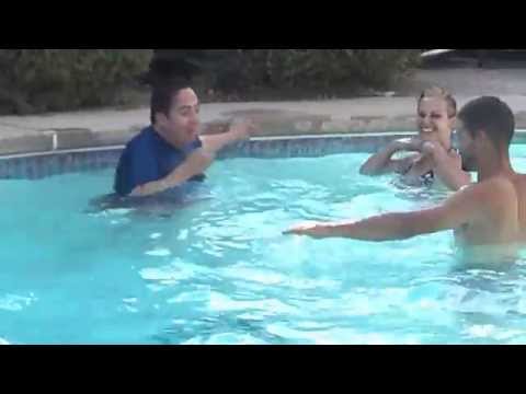 nadando  en la alberca