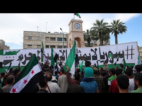 شاهد المئات يتظاهرون شمال غرب سوريا ضدّ مشاركة بشار الأسد في القمة العربية
