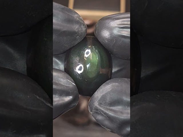 حجر أوبسيدان مصور هيئة عين طبيعي