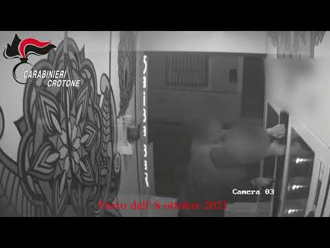 Furti e danneggiamenti in un bar: arrestate tre persone