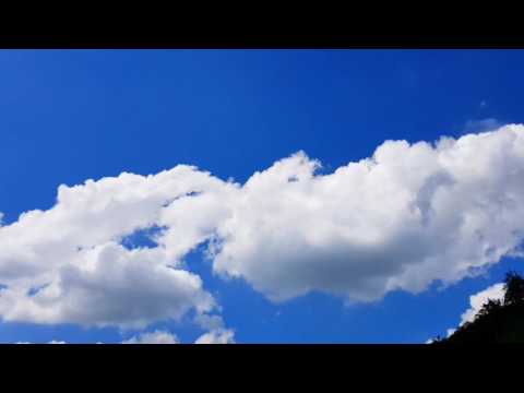 Retë duke lëvizur në qiell.