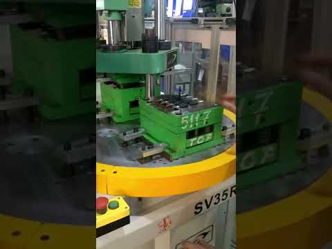 Vertical plastic injection moulding machine