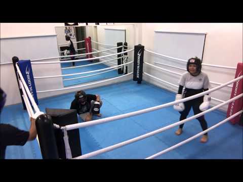 ホストが２０代の女性にボクシングのスパーリングでボコボコにされる動画