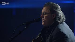 Download lagu Vince Gill Performs 'Go Rest High on That Mountain' mp3