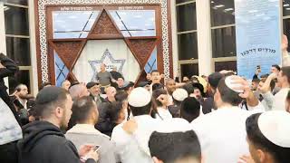 תפילה מרגשת של 100,000 ילדי ישראל! (הרב אייל עמרמי) - התמונה מוצגת ישירות מתוך אתר האינטרנט יוטיוב. זכויות היוצרים בתמונה שייכות ליוצרה. קישור קרדיט למקור התוכן נמצא בתוך דף הסרטון