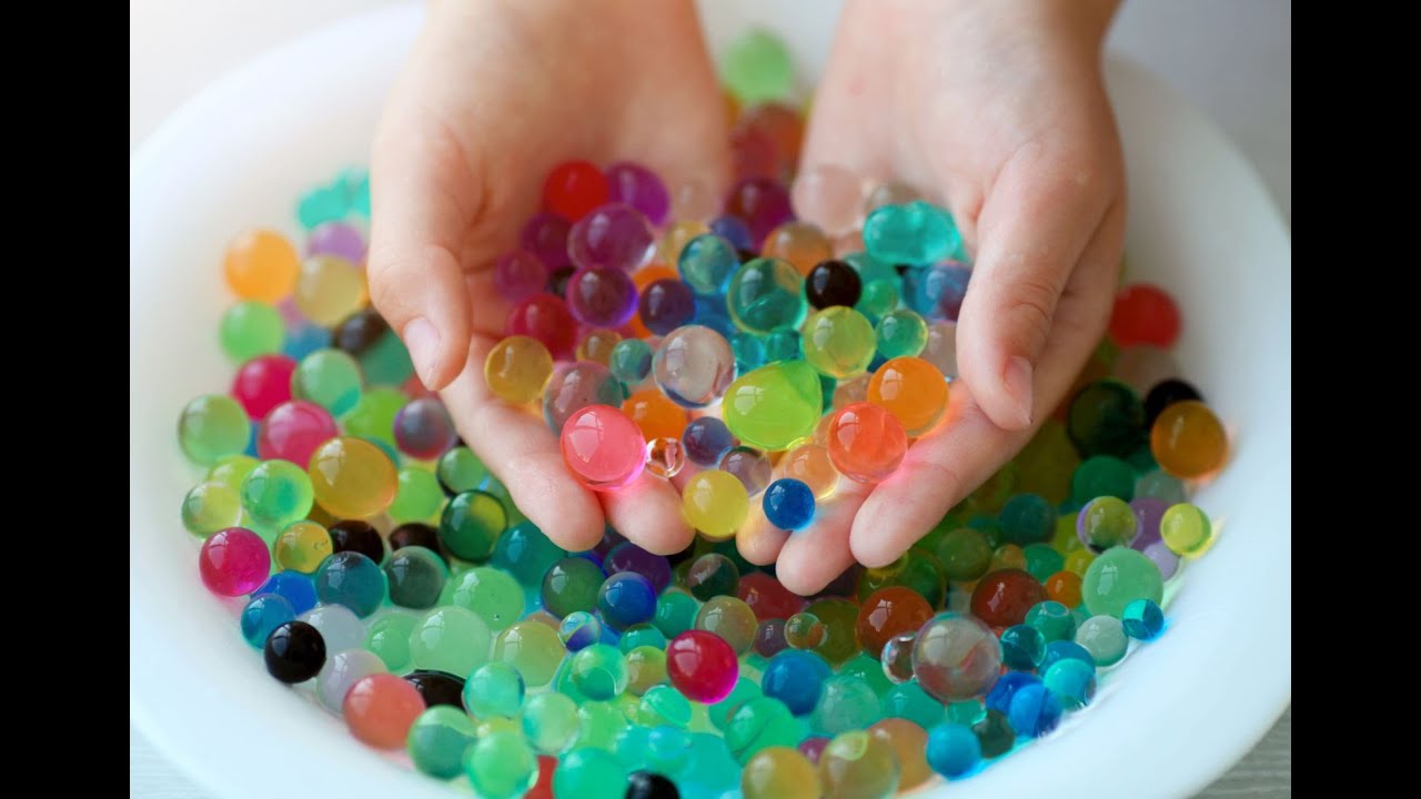 7 – Jouons avec les perles d’eau avant 2 ans