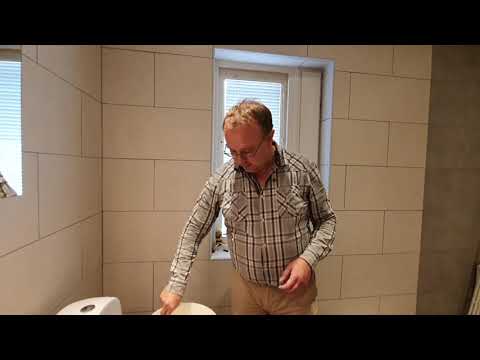 Blandar sockervatten till bina för hand med kranvarmt vatten.