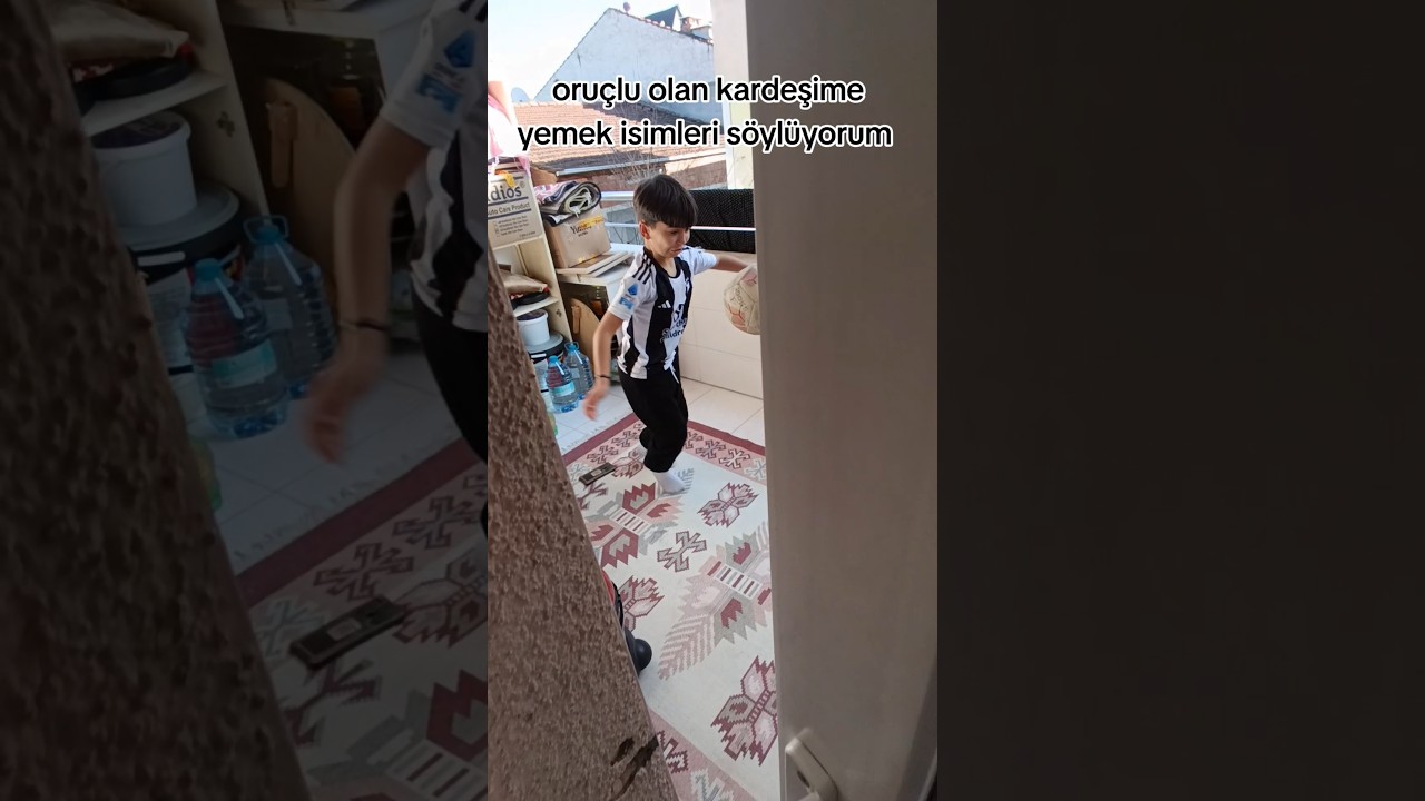 oruçlu kardeşime yemek isimleri söylüyorum ve çıldırıyor 🤣😂 #shorts #ramadan #comedy
