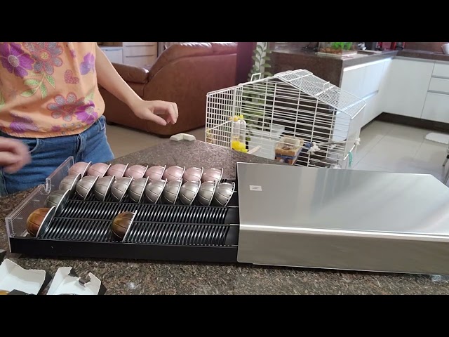 Vídeo relacionado con Frasheng Soportes para Cápsulas de Café,Puede Contener 40 cápsulas,360 Grados Giratorio,La base de fieltro y antiarañazos protege,Hecho de metal,Negro
