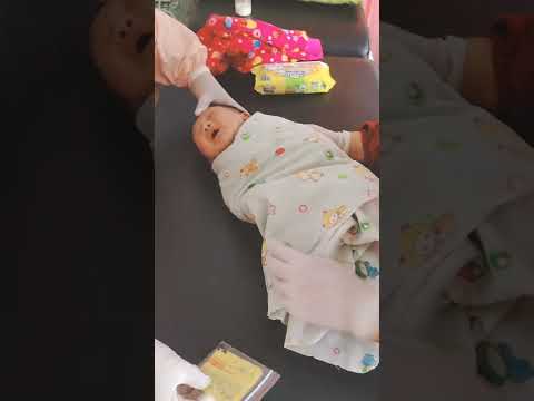 proses di tindik telinga Dede khalissa