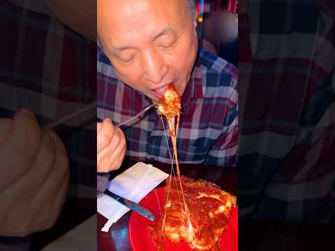 Korean Parents try Chicago Deep Dish Pizza #chicago #chicagofood #pizza #chicagopizza