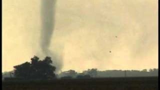 preview picture of video 'Attica Kansas Tornado- May 29th, 2004'