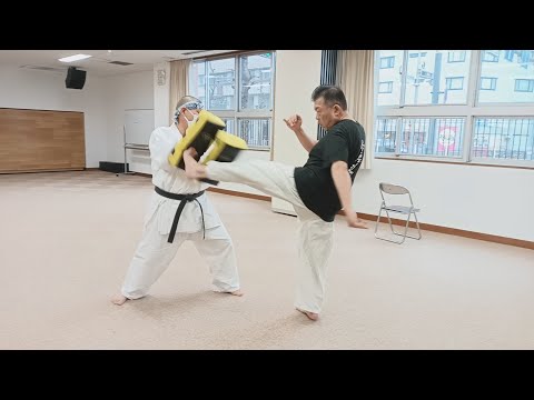 初めて三日月蹴りをミットに蹴らせて貰ったわし…。