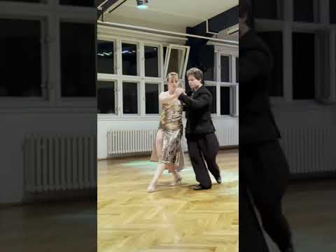Universitango.com - Pablo & Ludmila - Tango Walking and Calesita - Esta Noche De Luna